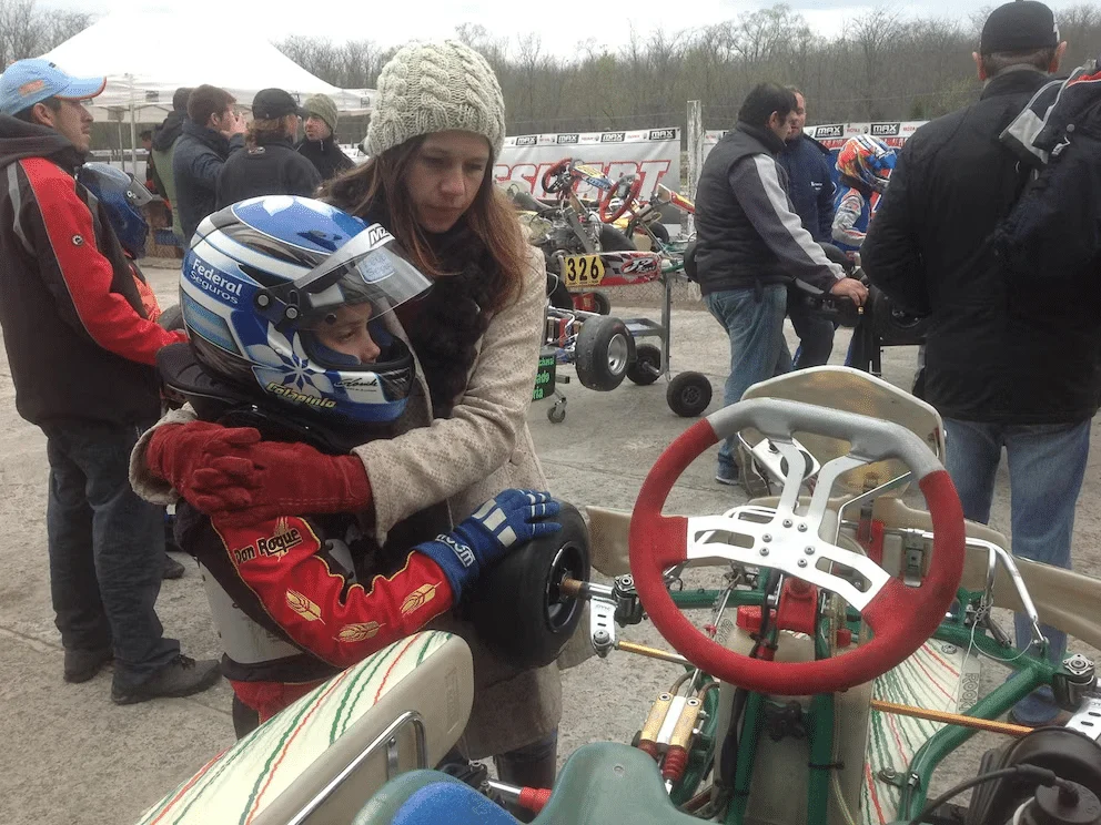 Franco recibe un abrazo de su mamá junto al kart, durante sus primeros años en las pistas.