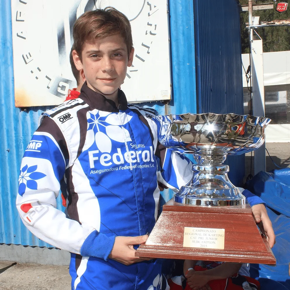Franco de chico sostiene la copa que dice subcampeón regional de karting Pre Junior 2015.