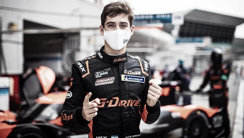 Franco con el traje de G-Drive y barbijo junto al prototipo del equipo en 2021.