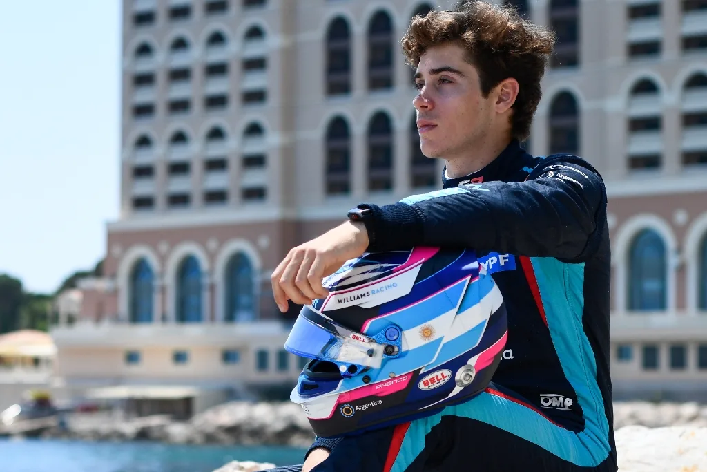 Franco en 2023 con su traje de MP Motorsport y su casco con la bandera argentina y Williams Racing.