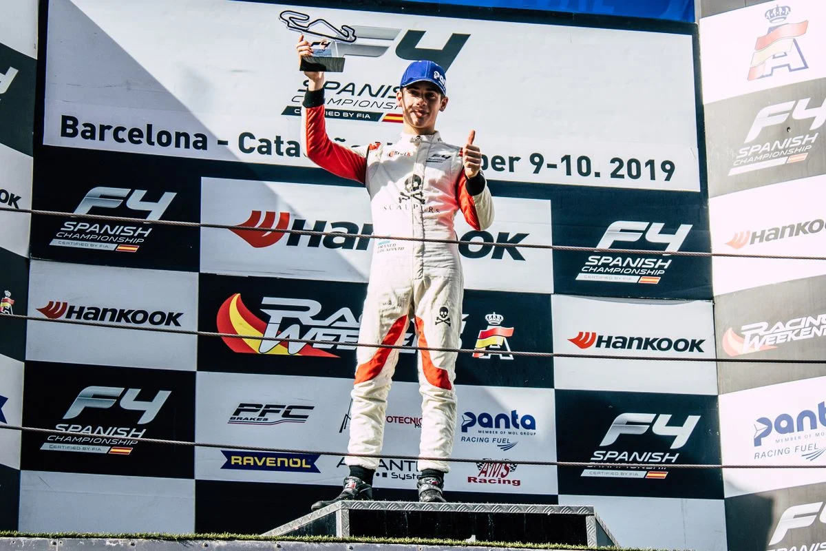 Franco levanta un trofeo en el podio de la Fórmula 4 española en Barcelona, en 2019.